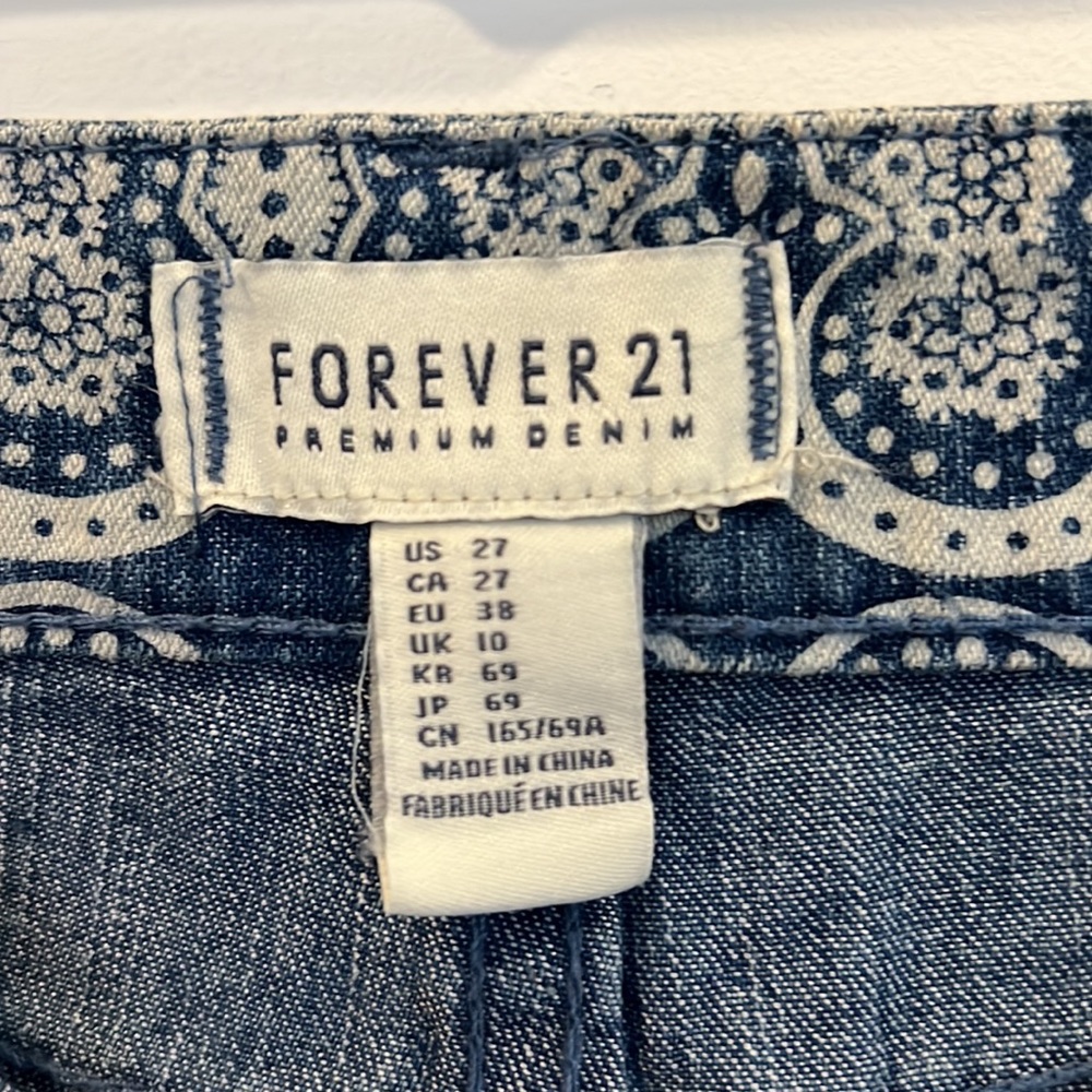 Forever 21 Cuffed Pattern Denim Short. Size 27 - Picture 6 of 7